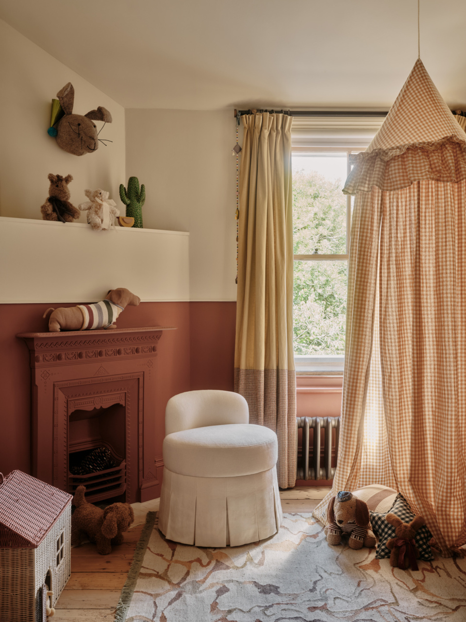 Farrow & Ball: Picture Gallery Red – No.42, Lime White – No.1
